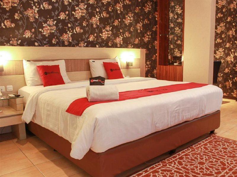 Reddoorz Premium Near Bandung Station Hotell Exteriör bild