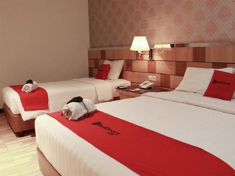 Reddoorz Premium Near Bandung Station Hotell Exteriör bild