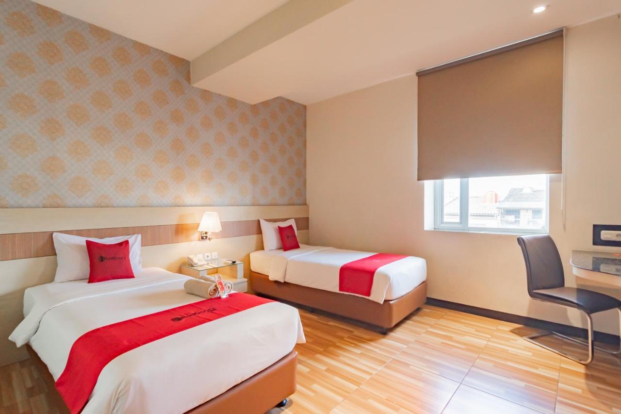 Reddoorz Premium Near Bandung Station Hotell Exteriör bild