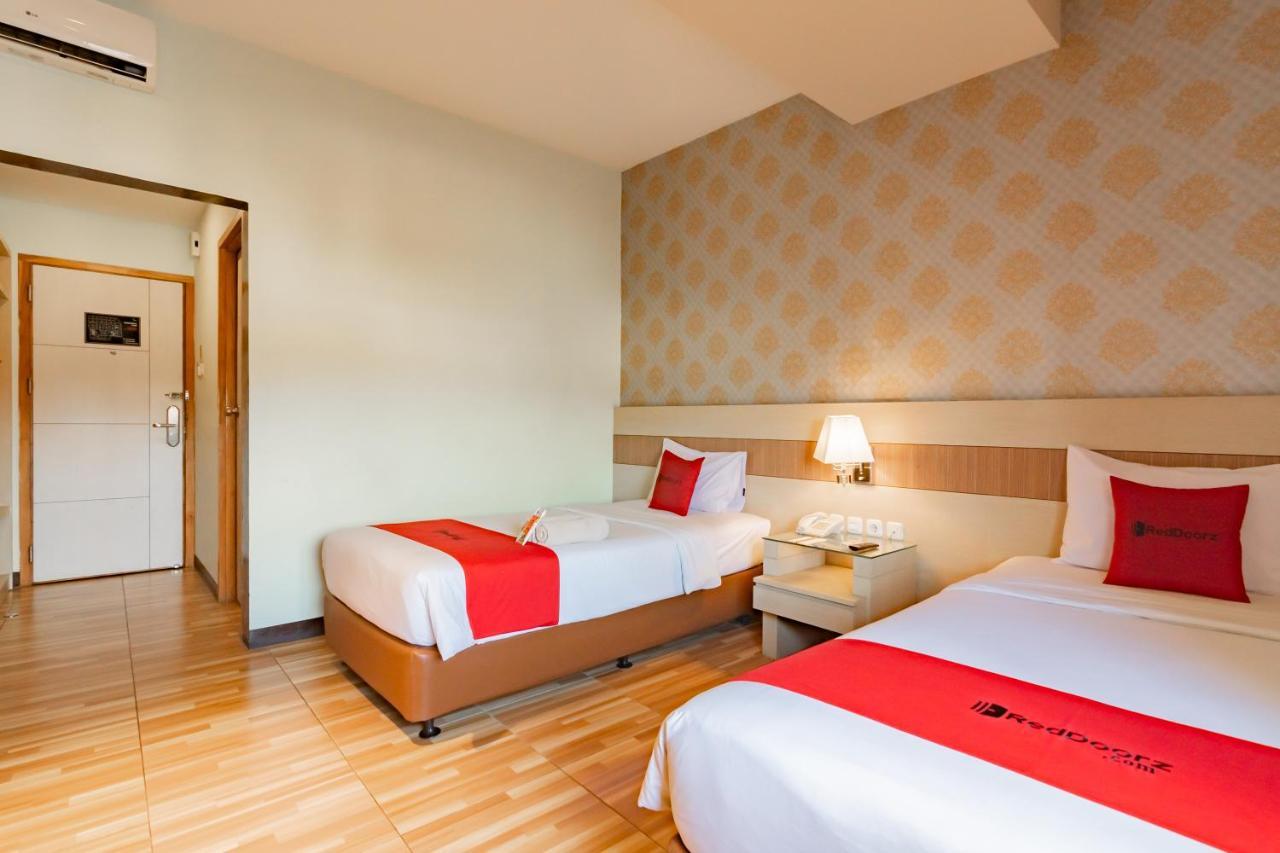 Reddoorz Premium Near Bandung Station Hotell Exteriör bild